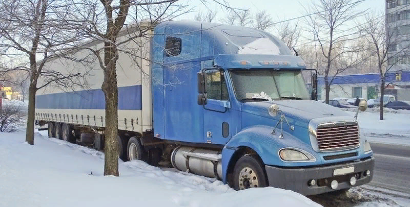 снег на крыше грузовика